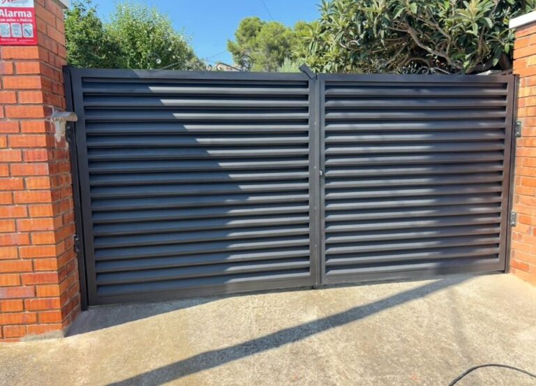 Puerta corredera metálica de lamas en vivienda