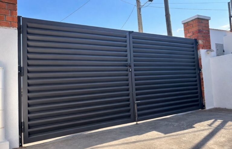 Puerta metálica de lamas para acceso de vehículos