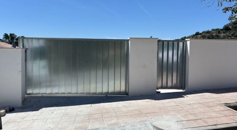 Cerramiento con puertas metálicas peatonal y de vehículos